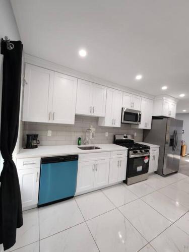 Two-Bedroom Home 25 min to NYC free parking-UNIT-2 in 提內克