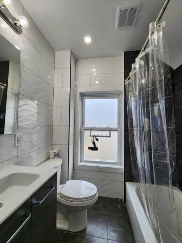 Two-Bedroom Home 25 min to NYC free parking-UNIT-2 in 提內克