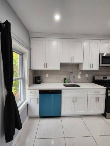 Two-Bedroom Home 25 min to NYC free parking-UNIT-2 in 提內克