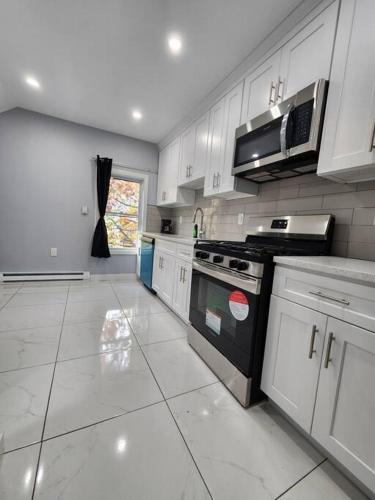 Two-Bedroom Home 25 min to NYC free parking-UNIT-2 in 提內克