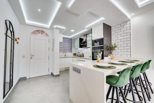 Deluxe Two-Bedroom Apartment with Garden View image 7