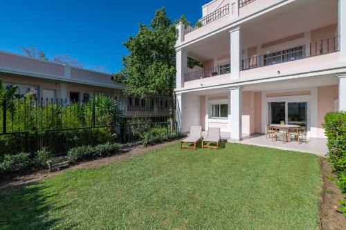 Deluxe Two-Bedroom Apartment with Garden View image 3