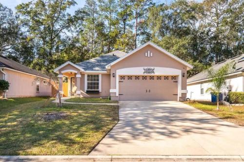 Spacious 4Bed Oasis with Patio & Games in Quiet Area in Jacksonville, USA