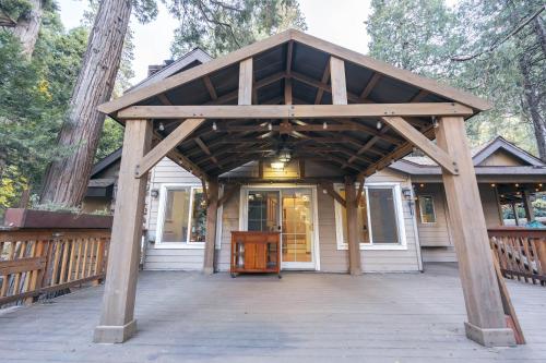 Winter Falls Cabin-Stunning Views in Forest Falls, USA