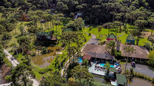 Family Suite with Balcony room in Pousada Jardim do Buda com Café e Piscina