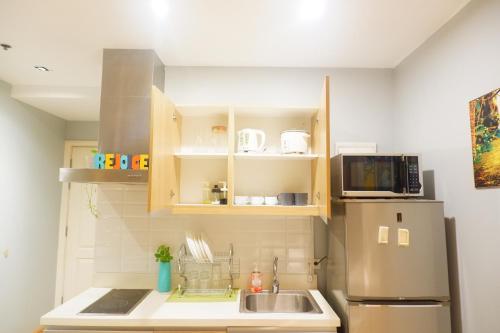 Quiet Condo with Fast WiFi, Own Balcony, Pool and Gym, Manila (photo 8)
