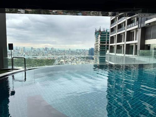 Quiet Condo with Fast WiFi, Own Balcony, Pool and Gym, Manila (photo 11)