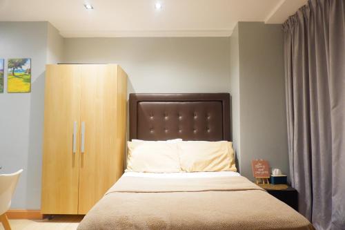 Quiet Condo with Fast WiFi, Own Balcony, Pool and Gym, Manila (photo 9)