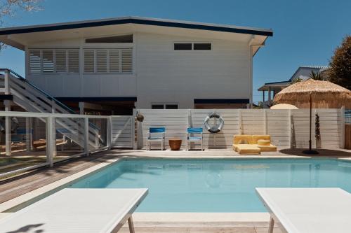 BAY PROPERTIES . The Sailor Shack