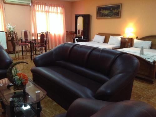 Deluxe Family Room image 2