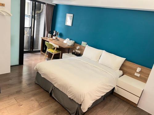 Double Room with Balcony image 10
