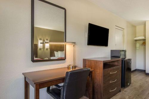 Econo Lodge Fort Knox - image 6