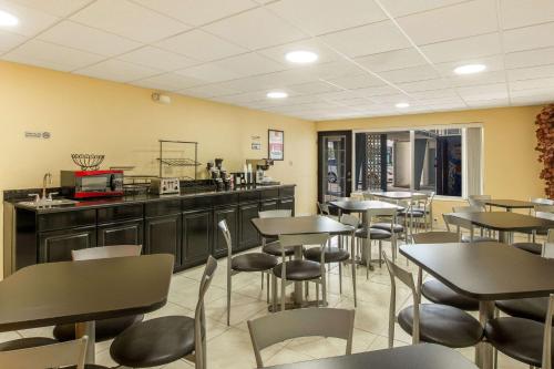 Econo Lodge Fort Knox - image 9
