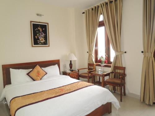 Standard Queen Room room in Huyền Trang 2 Hotel Huế - by BAY LUXURY