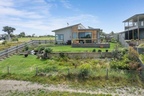 Modern Coastal Escape - Pet Friendly with Fireplace in Kilcunda