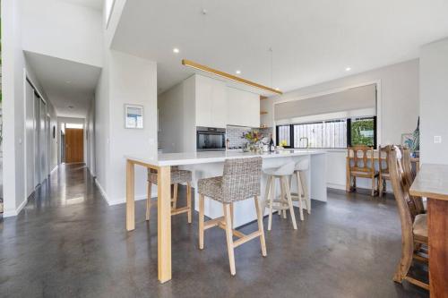 Modern Coastal Escape - Pet Friendly with Fireplace in Kilcunda