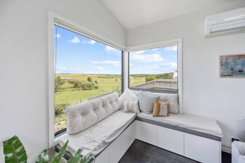 Modern Coastal Escape - Pet Friendly with Fireplace in Kilcunda