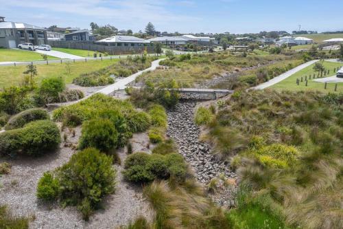 Modern Coastal Escape - Pet Friendly with Fireplace in Kilcunda