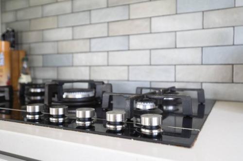 Modern Coastal Escape - Pet Friendly with Fireplace in Kilcunda