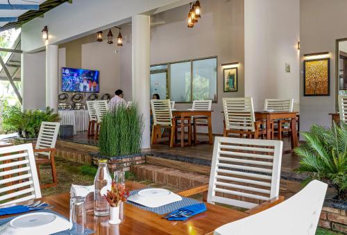 Restaurant, Coffee Greens Resort in Muttil