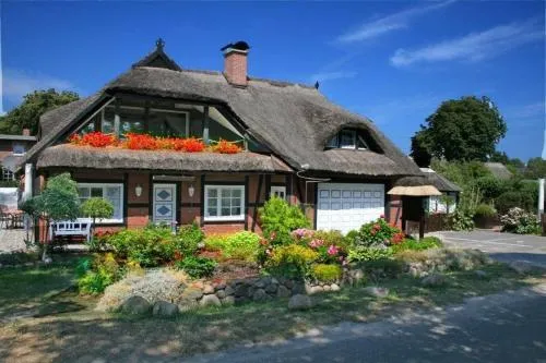 Ferienwohnungen unterm Reetdach m Terras o Balk u Sauna in Middelhagen, Deutschland