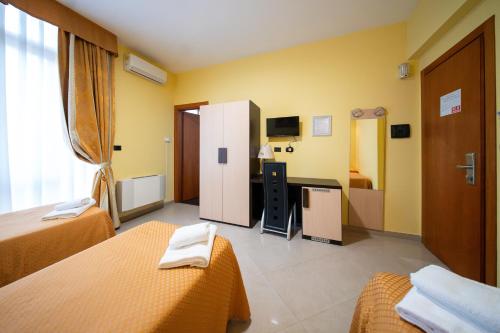1 queen bed, 1 twin bed