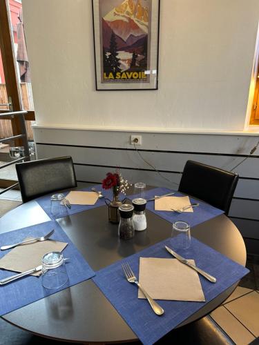 Restaurant, Logis Hotel du Fer a Cheval in Yenne