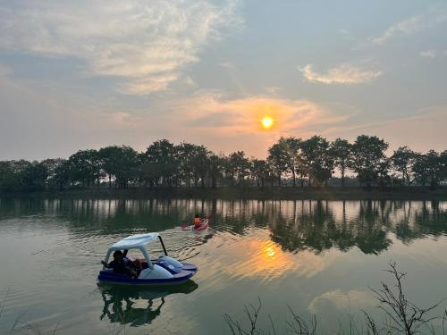 Attractions, 385 Glamping in Pichit