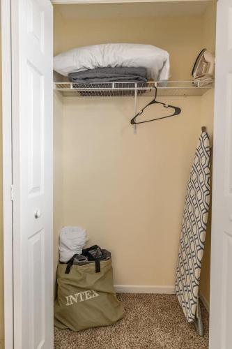 Comfy Stay Modern in Highspire, USA