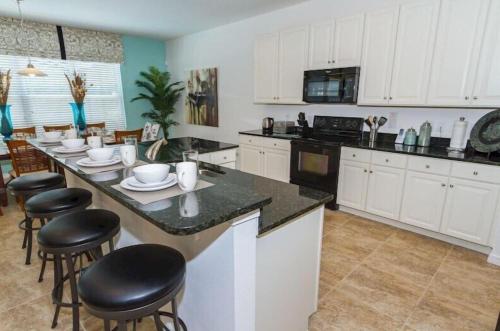 Luxurious 6 Bed Villa With South Facing Pool in Davenport, USA