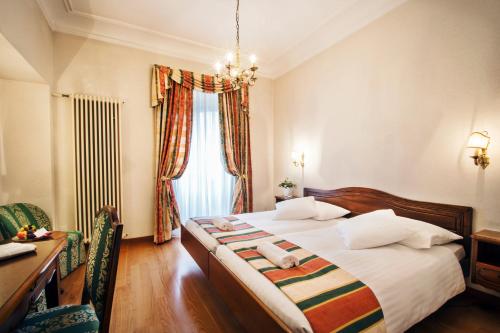 Classic Twin Room with Landmark View image 4