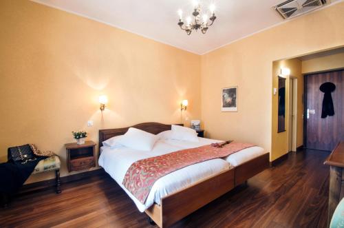 Classic Twin Room with Landmark View image 3
