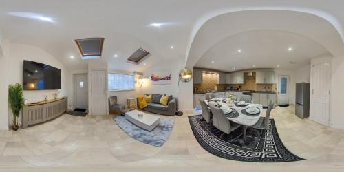 Spacious 5BD Sunderland Home for Groups & Families gîte à louer Seaburn Rail Station