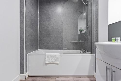 Stylish Two Bedroom Apartment - Secure Parking & Balcony 9MC, Бирмингем (фото 11)