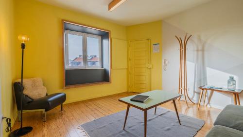 Vintage with Castle View Apartment by LovelyStay, Lisabon