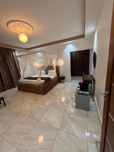 1 queen bed, 1 sofa bed