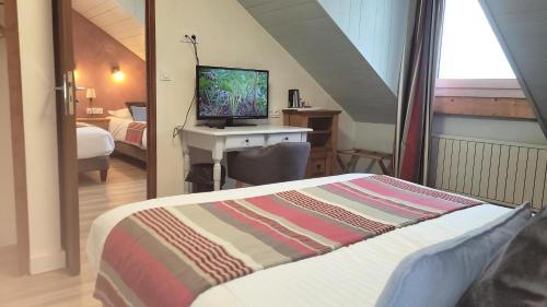 1 queen bed, 2 twin beds
