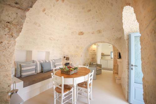 TD Lamiamola Stylish Trulli Lamie with Pool in Traghetto