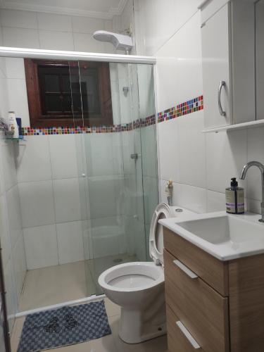Shower, CASA EM CONDOMINIO- PRAIAS TOMBO E ASTURIAS NO GUARUJA - 2 quartos - 2 banheiros- ar cond - quintal  near Churrascaria Yedo