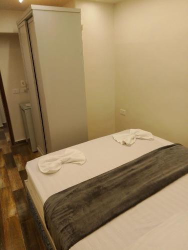 Four season Downtown hotel - image 7