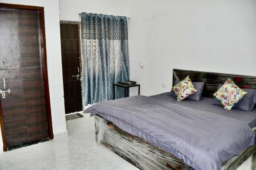 4 queen beds