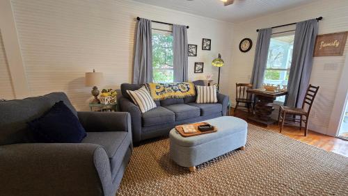 Charming Downtown Bungalow I Explore-Shop-Eat in Andrews, USA