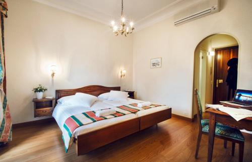 Classic Twin Room with Landmark View image 5