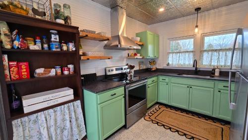 Charming Downtown Bungalow I Explore-Shop-Eat in Andrews, USA