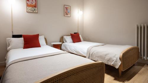 Three-Bedroom Deluxe Apartment image 6