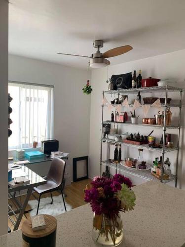 Cozy condo 10 minutes walking from the beach! in Los Angeles, USA