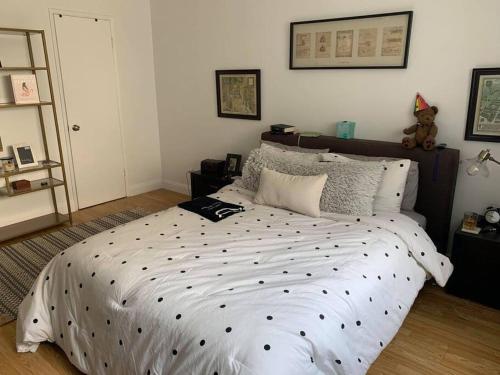 Cozy condo 10 minutes walking from the beach! in Los Angeles, USA