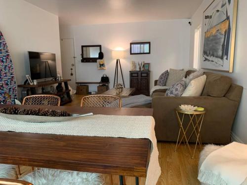 Cozy condo 10 minutes walking from the beach! in Los Angeles, USA
