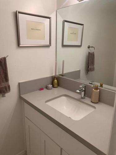 Cozy condo 10 minutes walking from the beach! in Los Angeles, USA
