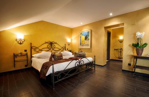4 twin beds, 1 sofa bed